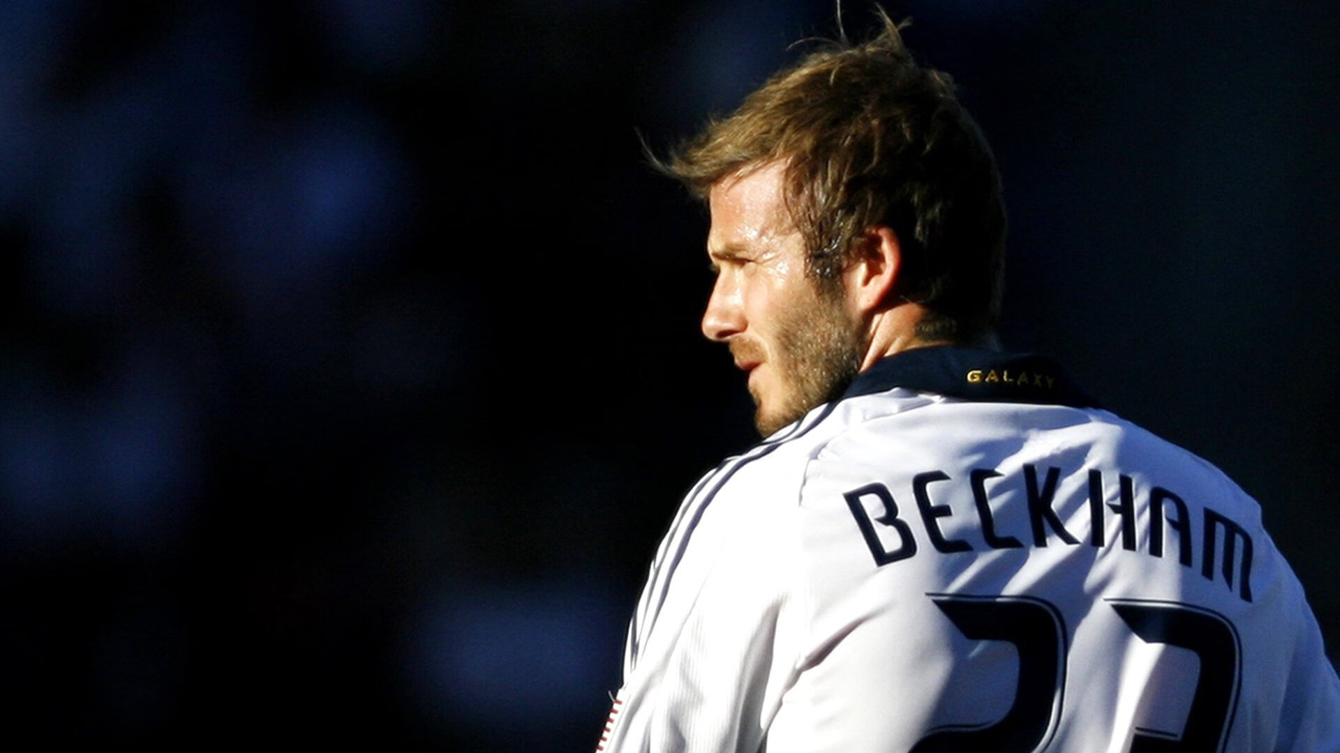 中国自行车选手在公路赛中奋力冲刺，自行车男子公路赛中国